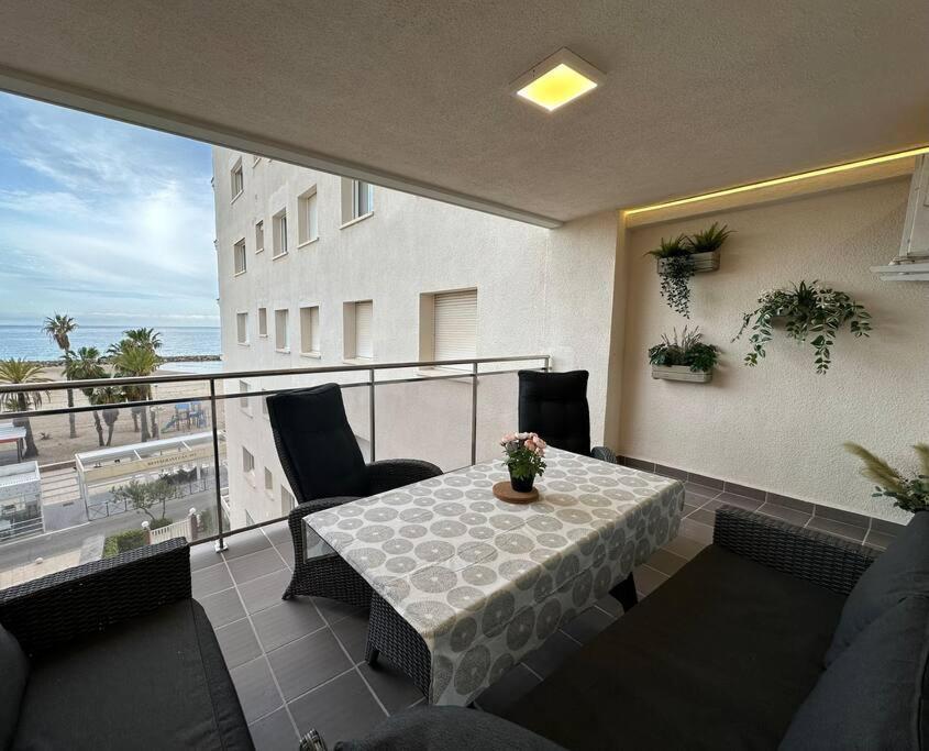 Cunit, Front Line With Sea View Appartement Buitenkant foto